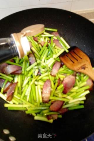 腊肉炒蒜薹的做法步骤：5