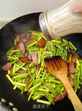 腊肉炒蒜薹的做法步骤：6