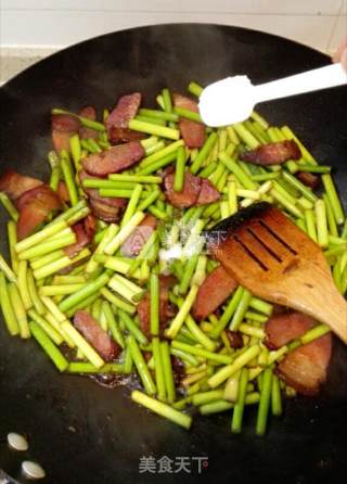 腊肉炒蒜薹的做法步骤：7