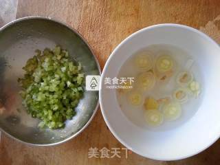水氽鸡虾肉丸的做法步骤：2
