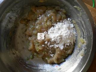 水氽鸡虾肉丸的做法步骤：9