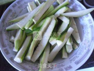 牛肉粉丝瓜条的做法步骤：2