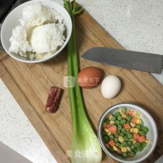 西芹蛋炒饭的做法步骤：1