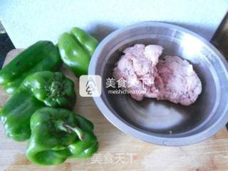 青椒猪肉水饺的做法步骤：1