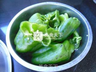 青椒猪肉水饺的做法步骤：2