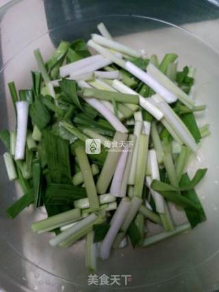 蒜苗白玉菇的做法步骤：1