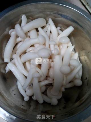 蒜苗白玉菇的做法步骤：2