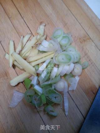 煎鲅鱼干的做法步骤：2