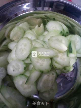 黄瓜炒海鲜的做法步骤：2