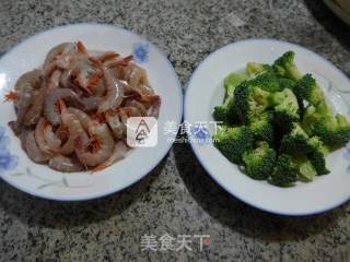 西兰花炒海虾的做法步骤：1