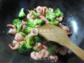 西兰花炒海虾的做法步骤：5