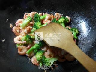 西兰花炒海虾的做法步骤：7