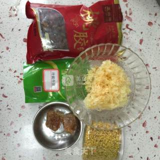 桃胶银耳汤的做法步骤：1