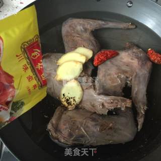 辣卤兔肉的做法步骤：3