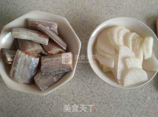 带鱼烧白萝卜的做法步骤：1