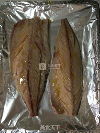 烤青花鱼的做法步骤：2