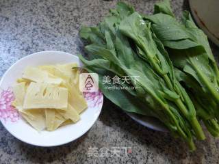 笋片炒油菜蕻的做法步骤：1