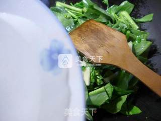 笋片炒油菜蕻的做法步骤：4