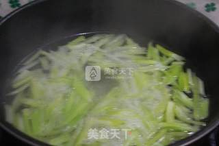 西芹百合腰果的做法步骤：3