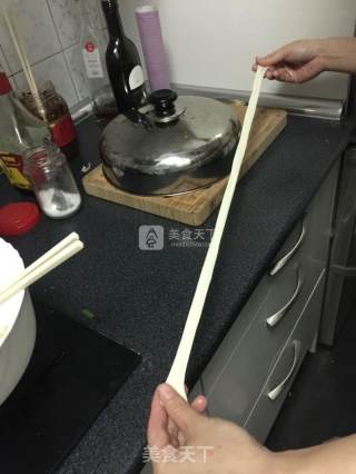 手工拉宽面的做法步骤：5