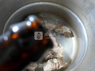 油面筋白菜龙骨汤的做法步骤：2