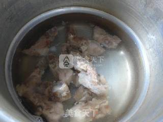 油面筋白菜龙骨汤的做法步骤：3