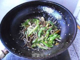 青辣椒煸鱼干的做法步骤：8