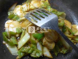 牛肉酱尖椒白菜炒年糕的做法步骤：9