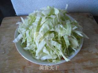 肉肠圆白菜的做法步骤：2