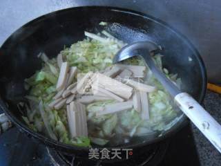 肉肠圆白菜的做法步骤：8