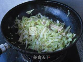 肉肠圆白菜的做法步骤：9