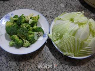 西兰花炒白菜的做法步骤：1