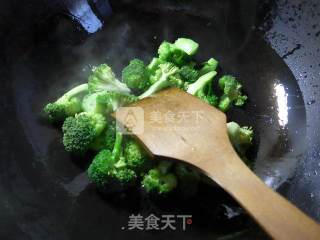西兰花炒白菜的做法步骤：2