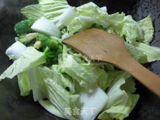 西兰花炒白菜的做法步骤：3