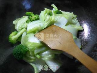 西兰花炒白菜的做法步骤：5