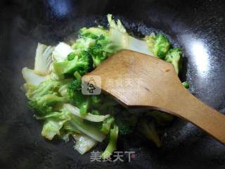 西兰花炒白菜的做法步骤：8