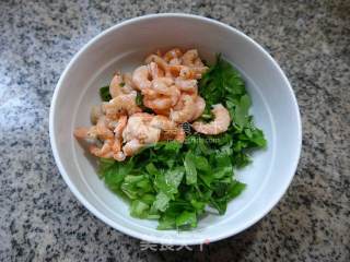 芹菜虾肉鸡蛋饼的做法步骤：2
