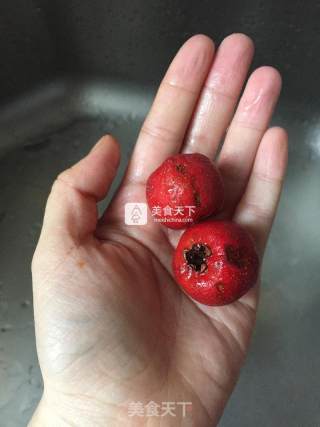 山楂的最优解---葡萄酒塞版*炒红果的做法步骤：3