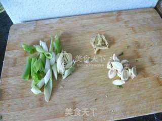 葱姜小嘴鱼的做法步骤：2