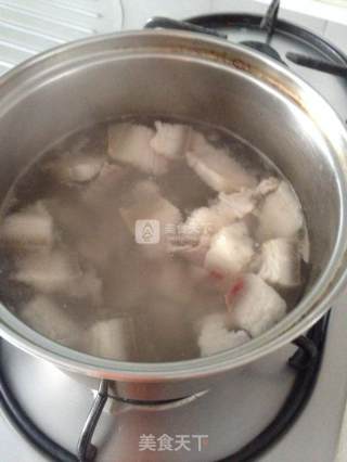蘑菇爆香回锅肉的做法步骤：1