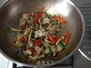 蘑菇爆香回锅肉的做法步骤：6