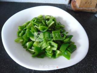 柿子椒炒花生米的做法步骤：2