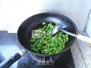 柿子椒炒花生米的做法步骤：5