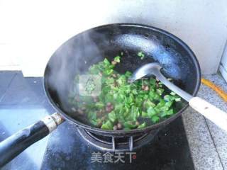 柿子椒炒花生米的做法步骤：8