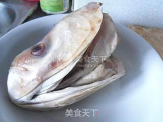 水煮鱼头的做法步骤：1