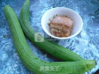 丝瓜蒸肉的做法步骤：1