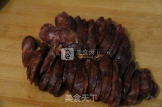 蒜苗炒广味腊肠的做法步骤：4