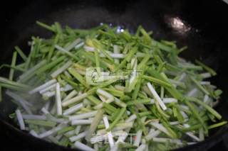 蒜苗炒广味腊肠的做法步骤：6