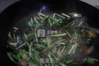 蒜苗炒广味腊肠的做法步骤：7