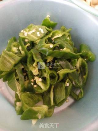 青椒炒海鲜菇的做法步骤：1